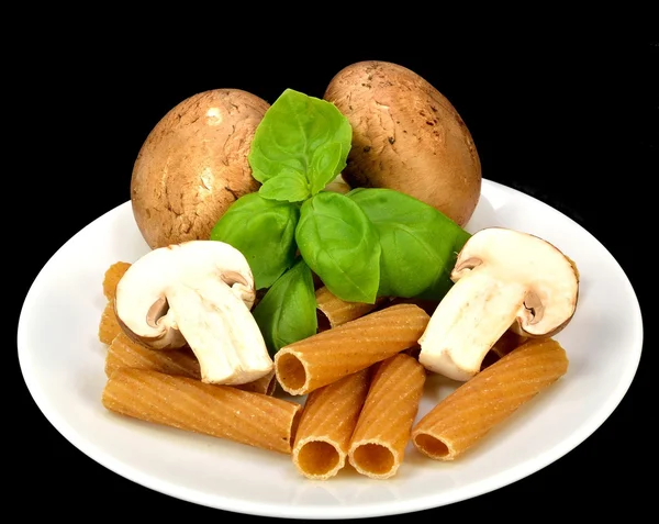 Baby bella paddestoelen, pasta en basilicum — Stockfoto