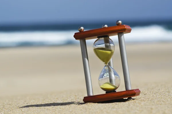 Песочные часы на песчаном пляже Стоковая Картинка