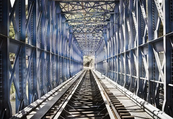 Blå metall bridge — Stockfoto