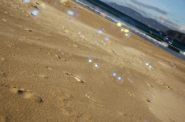 모래에 거품 — 스톡 사진