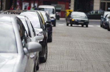 Sokaklarda trafik vardı.