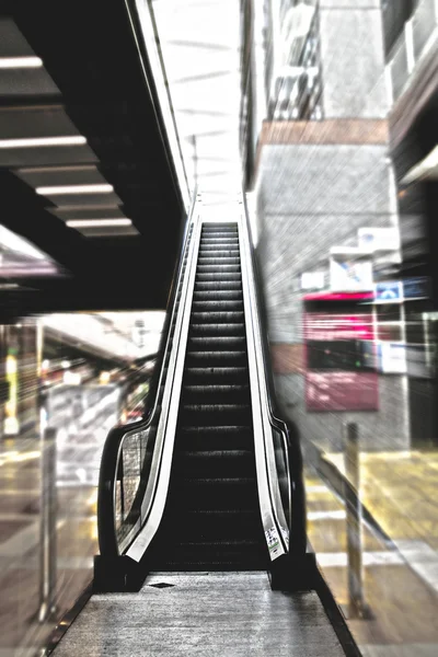 Roltrappen in een gebouw — Stockfoto