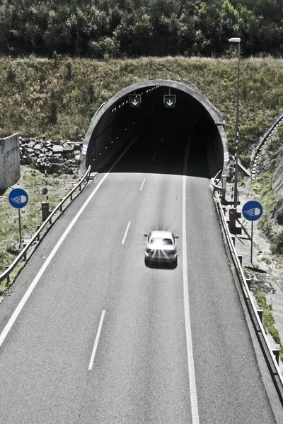 Túnel en la carretera —  Fotos de Stock