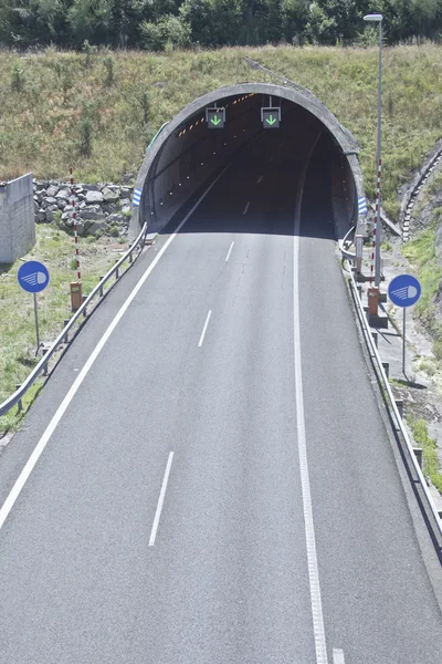 Túnel na estrada — Fotografia de Stock