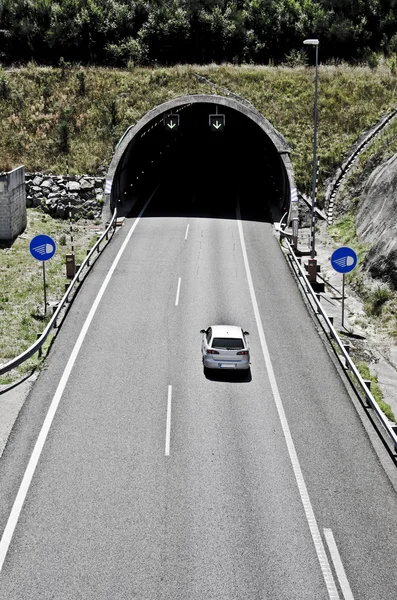 Tunnel auf der Autobahn — Stockfoto