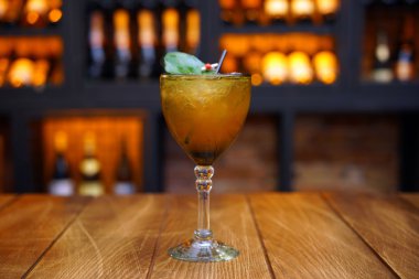 kokteyl barda bir kokteyl 