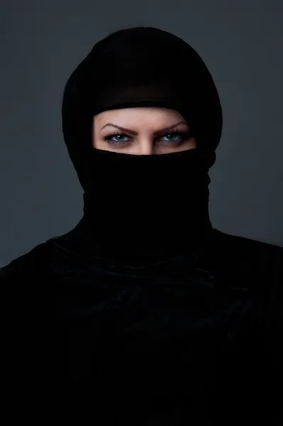Ragazza orientale in un burqa nero — Foto Stock