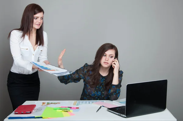Due dirigenti donne che lavorano in ufficio — Foto Stock