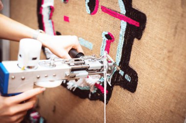 Tüylü halıyı gülümsetme süreci evde sipariş vermek için el yapımı..