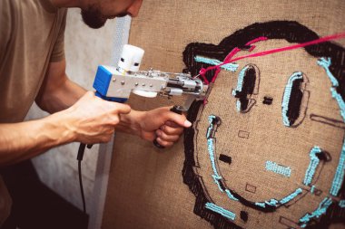 Tüylü halıyı gülümsetme süreci evde sipariş vermek için el yapımı..