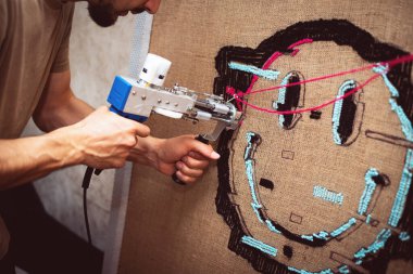 Tüylü halıyı gülümsetme süreci evde sipariş vermek için el yapımı..