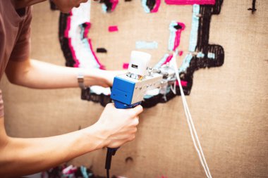 Tüylü halıyı gülümsetme süreci evde sipariş vermek için el yapımı..