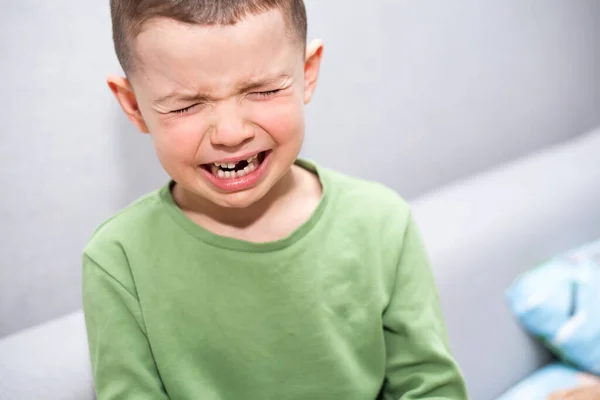 Χαριτωμένο Συναισθηματικό Πεντάχρονο Αγοράκι Που Κλαίει — Φωτογραφία Αρχείου