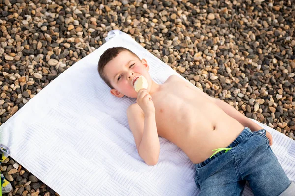 Cute Six Year Old Boy Eating White Chocolate Ice Cream — Stock Photo, Image