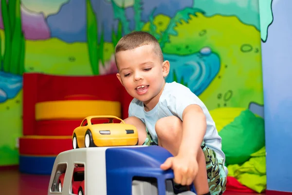 Menino Bonito Brincando Com Transportador Carro Carros Sala Jogos Infantil — Fotografia de Stock