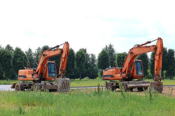 мощный колесный экскаватор на строительной площадке