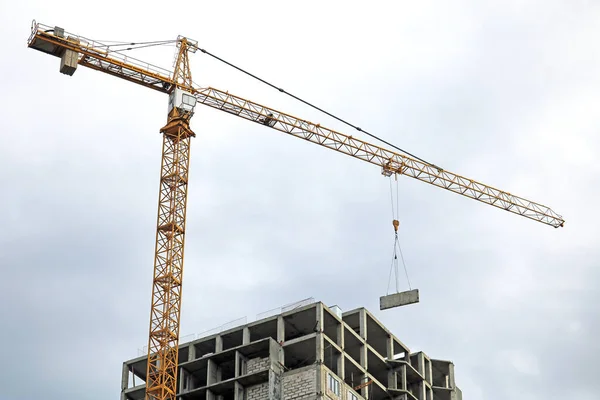 bir inşaat sitesinde Vinçler