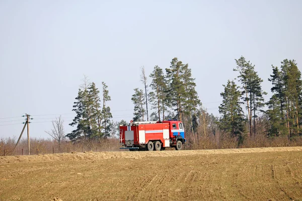 İtfaiye aracı çağrı alıyor.