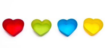 Beyaz arka plan üzerinde izole renkli Kalpler