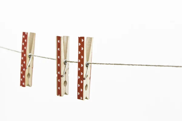 Corações de madeira vermelha decorados Clothespins — Fotografia de Stock