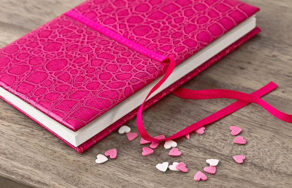 ahşap zemin üzerinde deri büyük defter