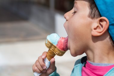 dilini çıkarmış ve dondurma sevimli bir çocuk