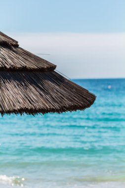 Akdeniz bir plajda şemsiye