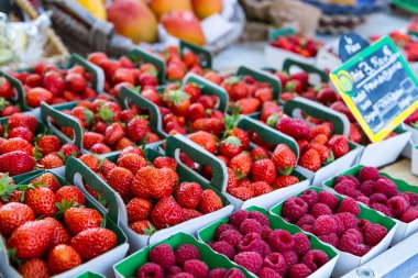 taze Ahududu ve çilek Market
