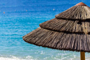 Akdeniz bir plajda şemsiye