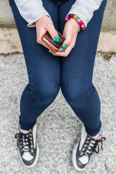 Menina adolescente tímida com telefone celular — Fotografia de Stock