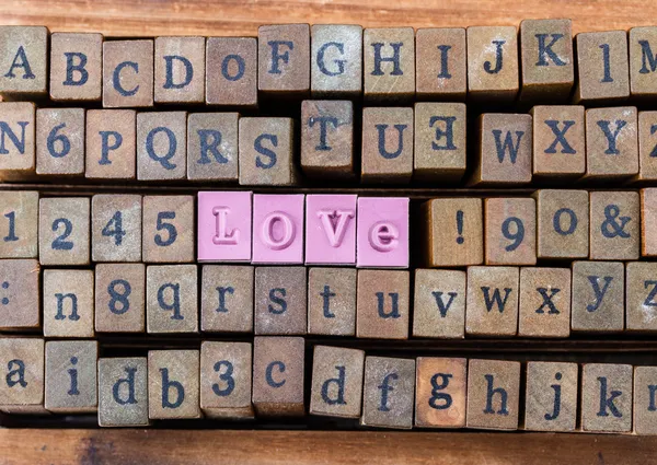 Houten kubus maken woord, "love" — Stockfoto