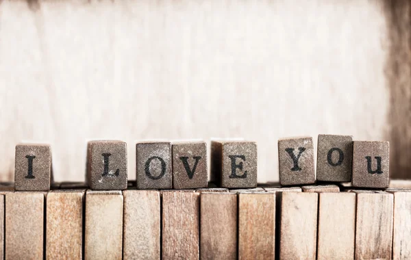 Cubo de madera hacer mensaje "Te amo " —  Fotos de Stock