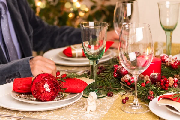 Nakrycie stołu świątecznego z dekoracjami wakacyjnymi — Zdjęcie stockowe