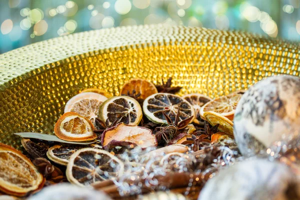 Kerstdecoratie met gedroogd fruit — Stockfoto