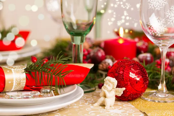 Cenário de mesa de Natal com decorações de férias — Fotografia de Stock