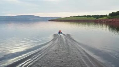Gölde tekneyle gezen insanların havadan çekilmiş görüntüleri.