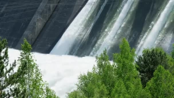 Utsläpp av vatten från vattenkraftverk — Stockvideo