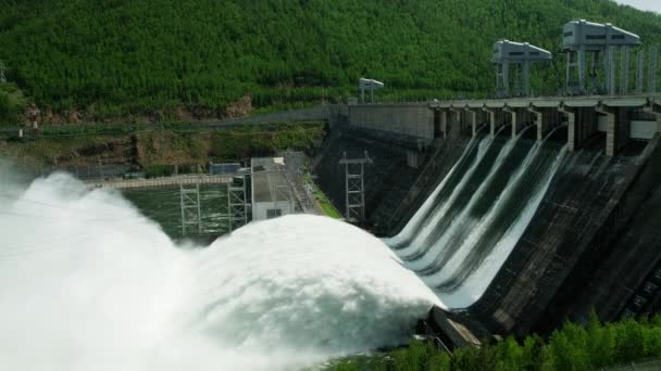 Сброс воды на гидроэлектростанциях — стоковое видео