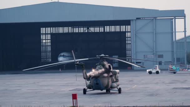 Krasnoyarsk, Rússia - 8 de agosto de 2019: Helicóptero militar russo na pista. — Vídeo de Stock
