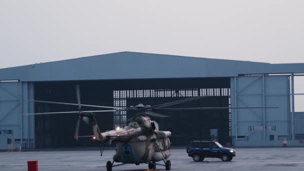 Krasnojarsk, Rusland - 8 aug 2019: Een Russische militaire helikopter bereidt zich voor op het opstijgen. — Stockvideo