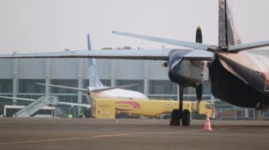 Krasnoyarsk, Rusya - 8 Ağustos 2019: pistte çalış. Benzini ve rampası olan raylar uçağa gidiyor..