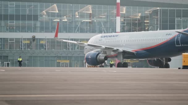 Krasnoyarsk, Russia - 8 ago 2019: l'aereo passeggeri si gira. 4K — Video Stock