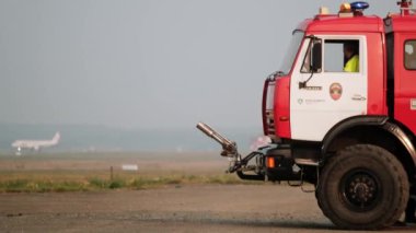 Krasnoyarsk, Rusya - 8 Ağustos 2019: Havaalanında itfaiye aracı. 4K