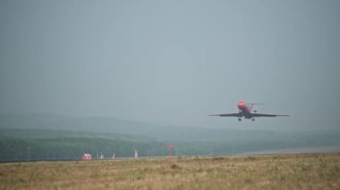 Krasnoyarsk, Rusya - 8 Ağustos 2019: Kırmızı uçak havalanıyor. 4K