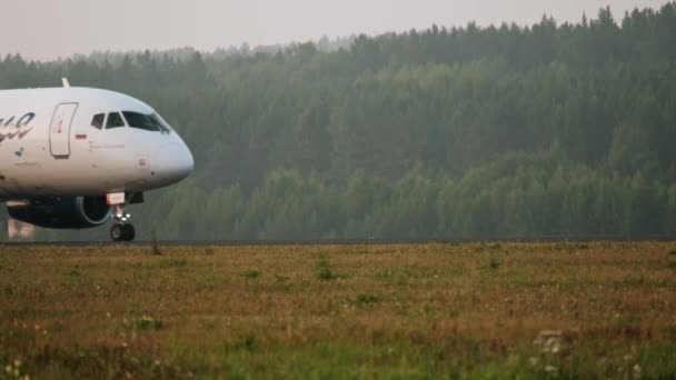 Krasnoyarsk, Oroszország - 2019. augusztus 8.: Fehér utasszállító repülőgép közlekedik a kifutópályán. 4K — Stock videók