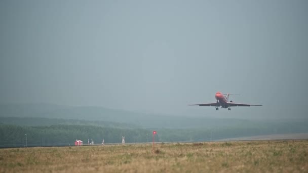 Krasnojarsk, Russland - 8. August 2019: Das rote Flugzeug hebt ab. 4K — Stockvideo