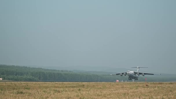 Krasnojarsk, Rusko - 8. srpna 2019: Velký ruský vojenský letoun vzlétá. 4K — Stock video