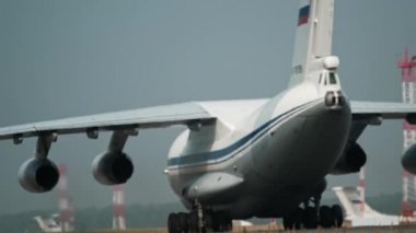 Krasnoyarsk, Rusya - 8 Ağustos 2019: Piste büyük bir Rus askeri uçak taksisi. 4K