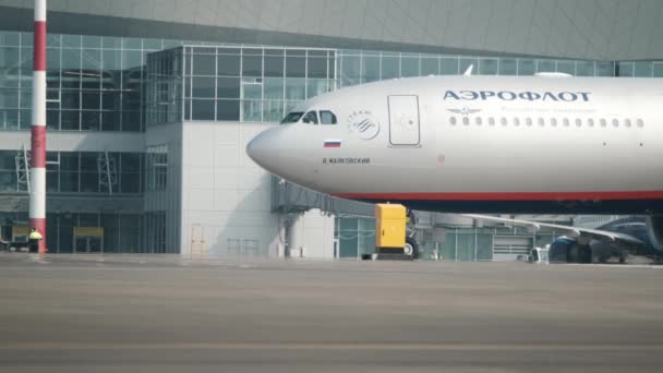 Krasnojarsk, Russland - 8. August 2019: Ein Aeroflot-Flugzeug fliegt über die Landebahn. — Stockvideo