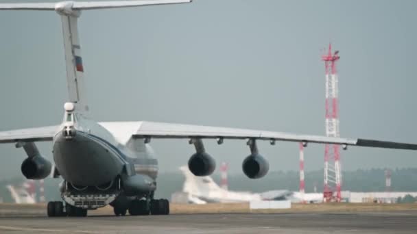 Krasnoyarsk, Oroszország - 2019. augusztus 8.: Egy nagy orosz katonai repülőgép taxik a kifutópályára. — Stock videók